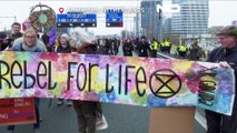 شاهد: لتمويله مشاريع الوقود الأحفوري.. نشطاء المناخ في هولندا يحتجون ضد بنك 