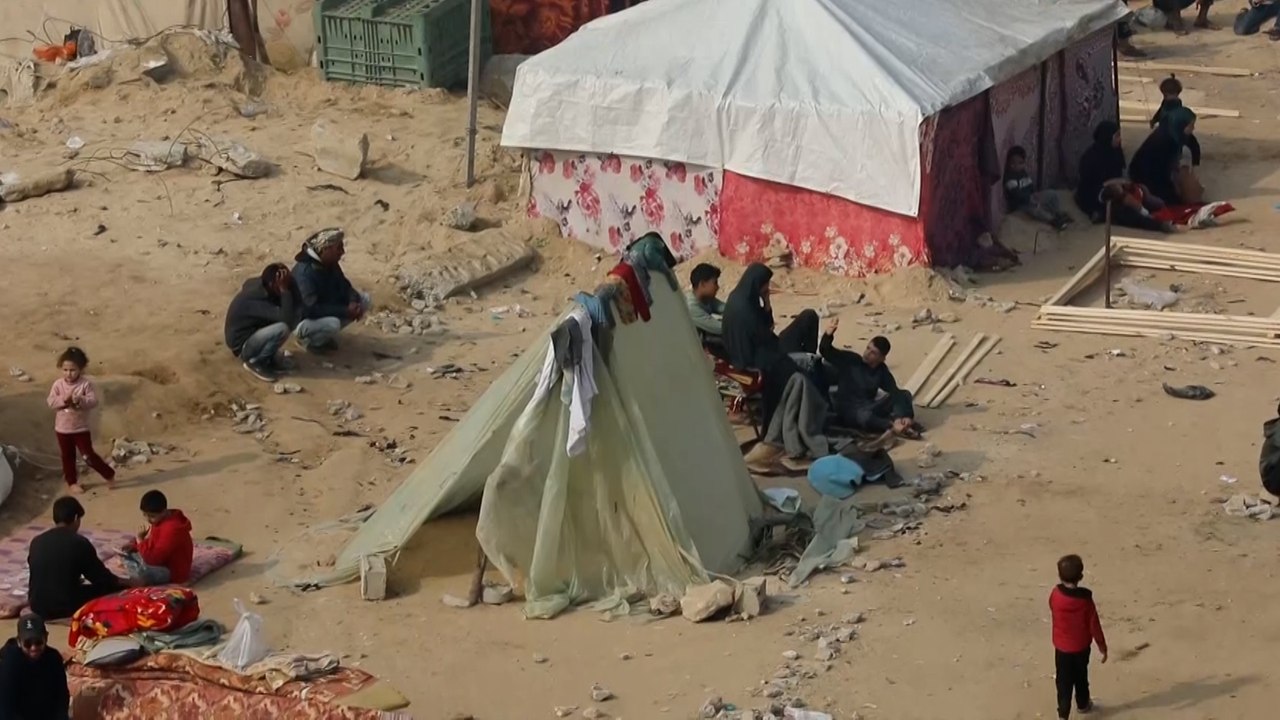 أهالي غزة من نزوح إلى نزوح بحثا عن الأمن والعلاج لأطفالهم