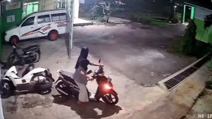 MALAH DI TINGGAL MASUK SAMA IBU NYA