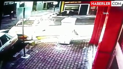 Motokurye ile otomobilin çarpıştığı kaza kamerada