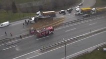 İstanbul'da iki kamyon devrildi