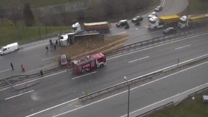 İstanbul'da iki kamyon devrildi