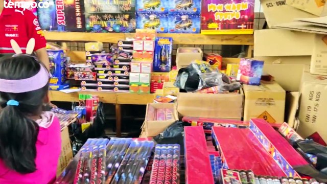 Pembeli Berburu Kembang Api dan Terompet di Pasar Asemka