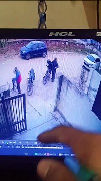 बैंक के बाहर से अवैध हथियार दिखाकर सरेराह लूट
