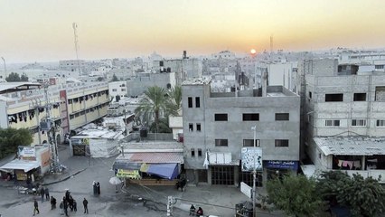 الدخان يتصاعد في خان يونس مع شروق الشمس