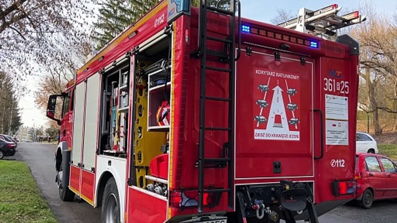 Pożar mieszkania w bloku przy ul. Grunwaldzkiej w Przemyślu. Do szpitala zabrano starszą kobietę