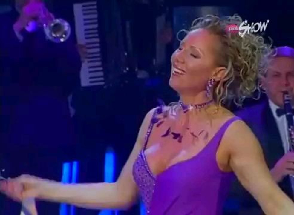 Lepa Brena - Sve mi dobro ide osim ljubavi - Novogodisnji Show - (Tv Pink 2003)