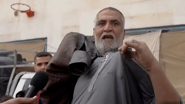 معاناة النازحين للحصول على الماء والغذاء والدواء في غزة