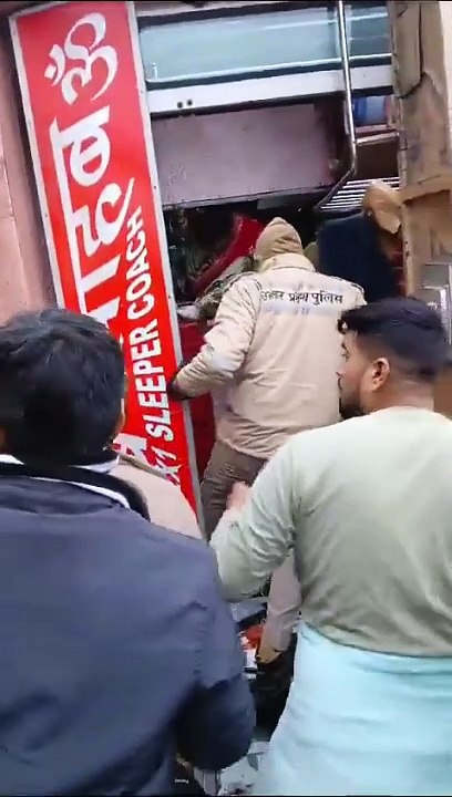 Video: नेशनल हाईवे पर स्लीपर बस पलटी, बस से लोग...