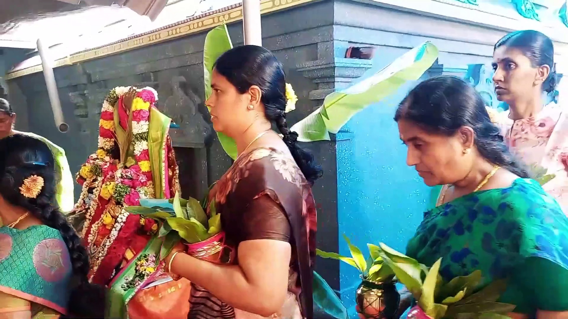 கரூரில் காசி விஸ்வநாதருக்கு 1008 கலசத்தை கொண்டு சிறப்பு அபிஷேகம்; திரளான பக்தர்கள் மனமுருகி வழிபாடு