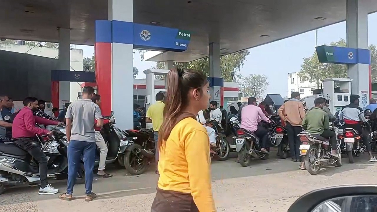 Video: पेट्रोल पंप पर ऐसा रहा नजारा, ईंधन होने के बावजूद परेशान हुए लोग