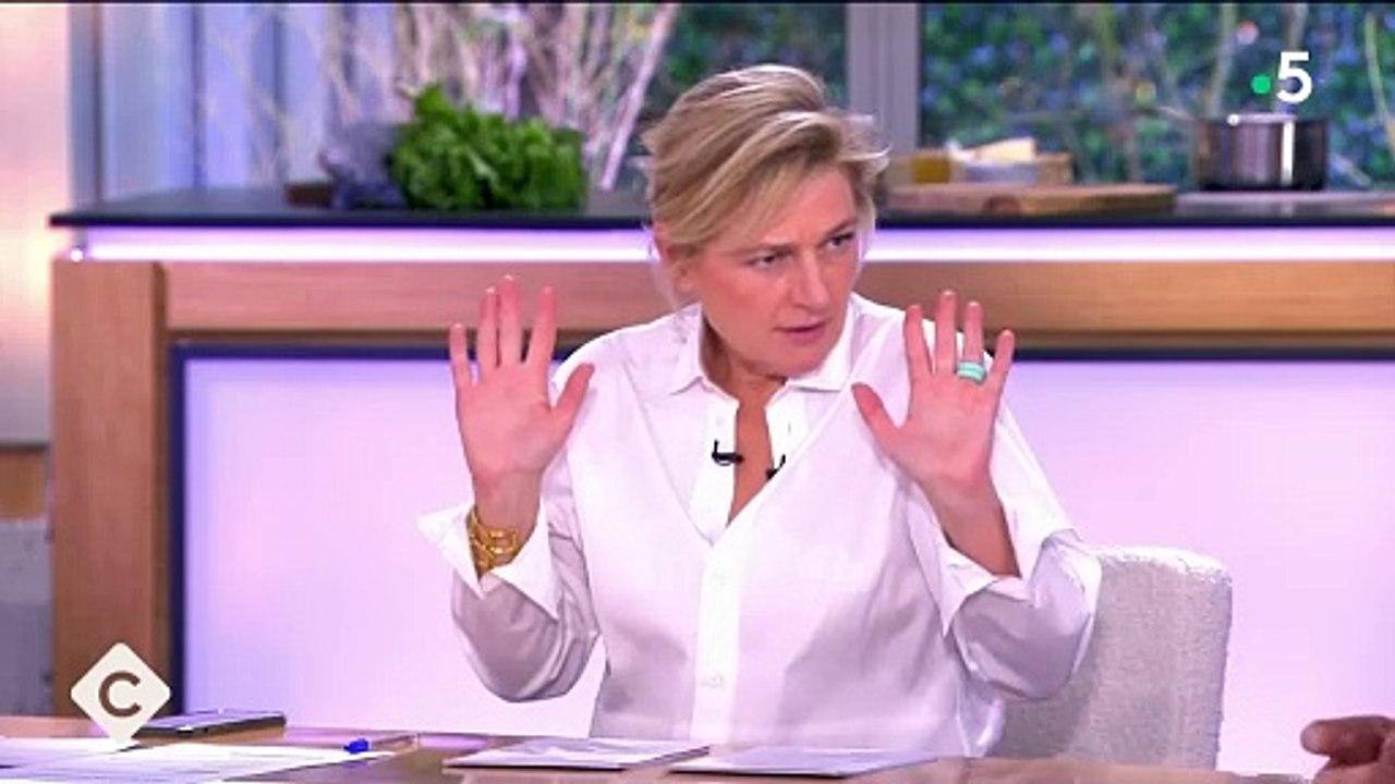 La déclaration de Michel Drucker à Stéphane Sitbon-Gomez et Delphine Ernotte dans "C à vous" le 2 janvier 2024