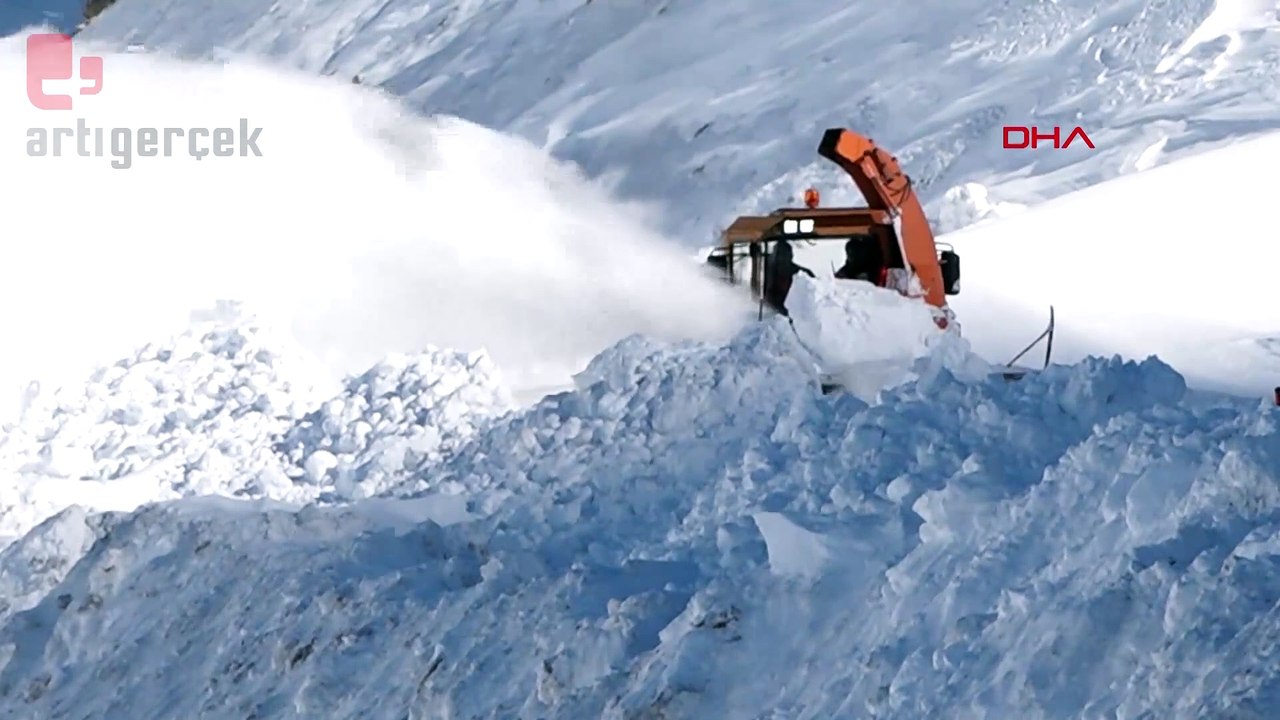 Karayolu çığ riski nedeniyle 13 gündür kapalı