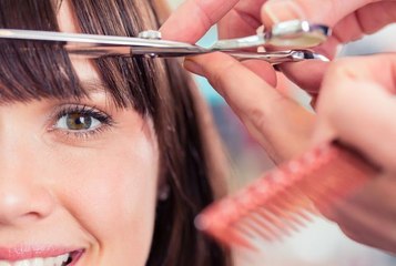 « Butterfly bangs » : inspirée de la frange rideau, elle sera bientôt sur toutes les têtes