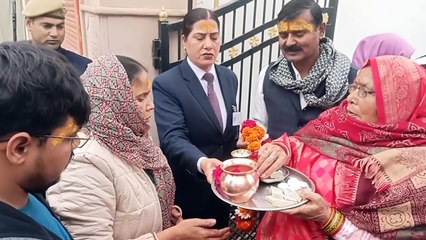 दंडवत परिक्रमा करके पहुंची सीएम की पत्नी, सास ने इस तरह किया स्वागत