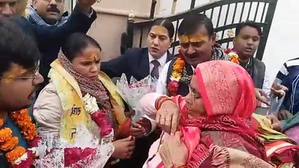 दंडवत परिक्रमा करके पहुंची सीएम की पत्नी, सास ने इस तरह किया स्वागत