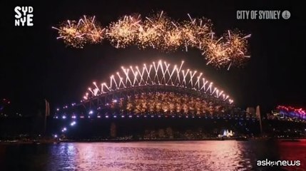 Gli spettacolari fuochi d'artificio "incendiano" la baia di Sydney