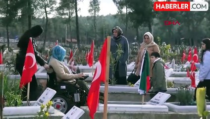 Kahramanmaraş'ta Depremde Hayatını Kaybedenlerin Yakınları Mezarlıklarda Dua Etti