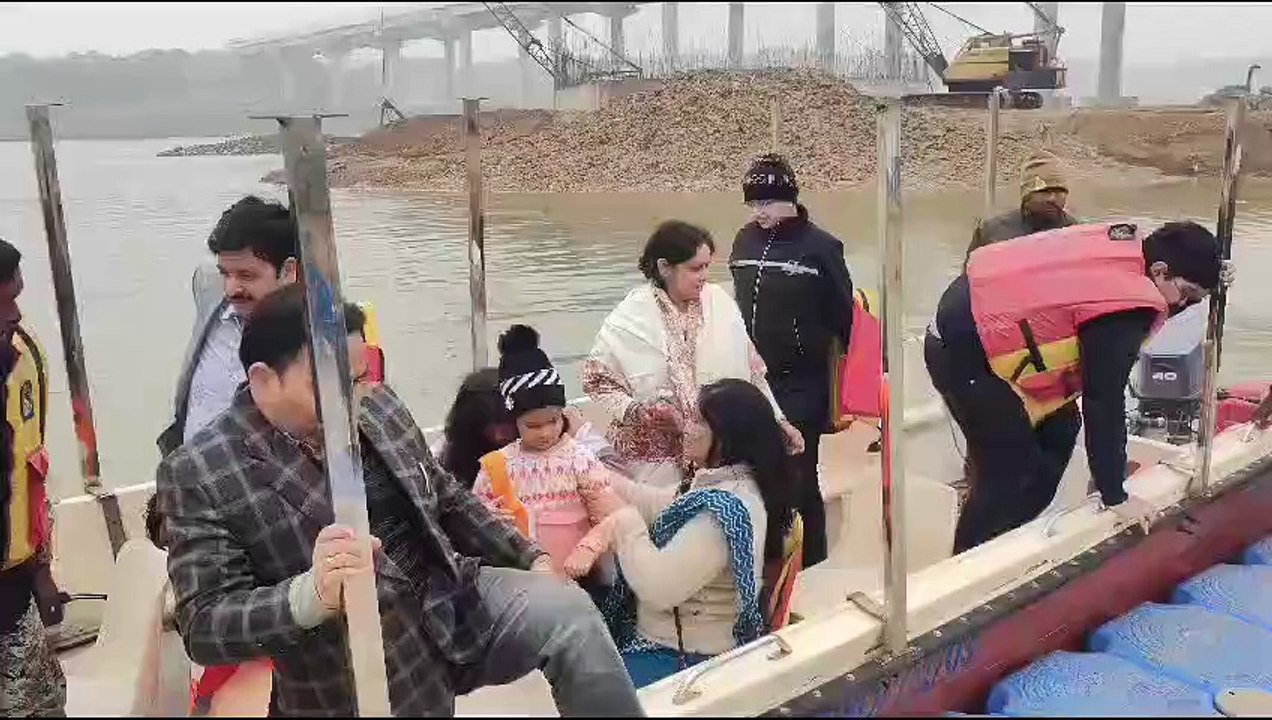 चंबल को बनाया टूरिज्म प्लेस: ऊंट की सवारी की और लिया वोटिंग का लुत्फ