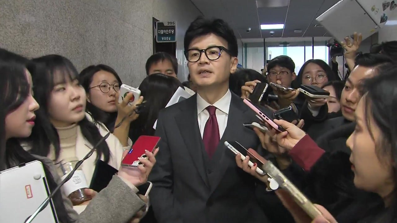 한동훈, 현충원 참배...이승만·박정희·김영삼·김대중 묘역 방문 / YTN