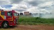 Corpo de Bombeiros combate incêndio em vegetação no Esmeralda