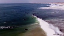 California, surfisti sfidano le onde nonostante l'avviso di evacuazione