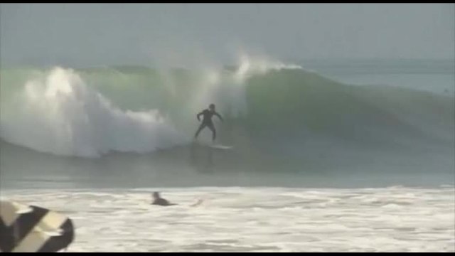 California, surfisti sfidano le onde nonostante l'avviso di evacuazione