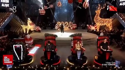 Kerem Alışık eski sevgilisi Ebru Gündeş'in karşısında şarkı söyledi