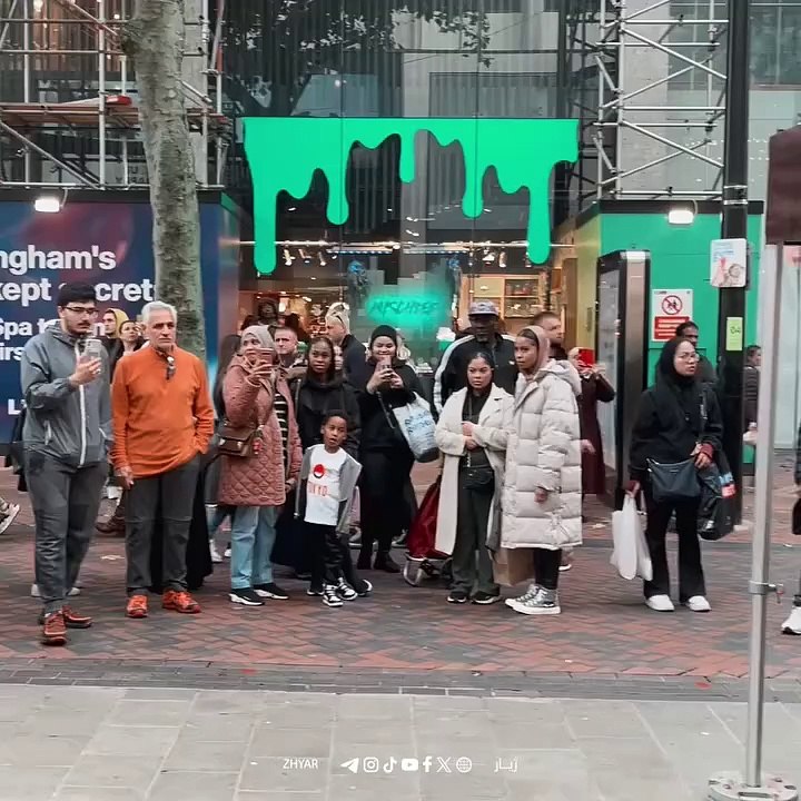 قورئانخوێنێک لە سەنتەری شاری بێرمینگهامدا لە بەریتانیا بە جل و بەرگی کوردیەوە بانگ دەدات و پێشنوێژى بۆ موسڵمانان دەکات..  #ژیار #zhyar