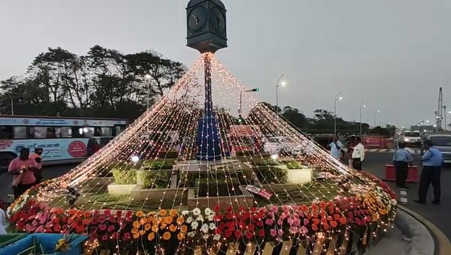 नए साल के स्वागत में फूलों और आकर्षक रोशनी से सजा था क्लॉक टावर
