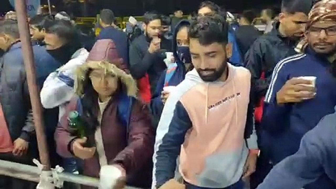 राजस्थान विश्वविद्यालय, शराब दुकानों के बाहर पि...