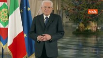 Mattarella inizia il discorso di fine anno camminando: 