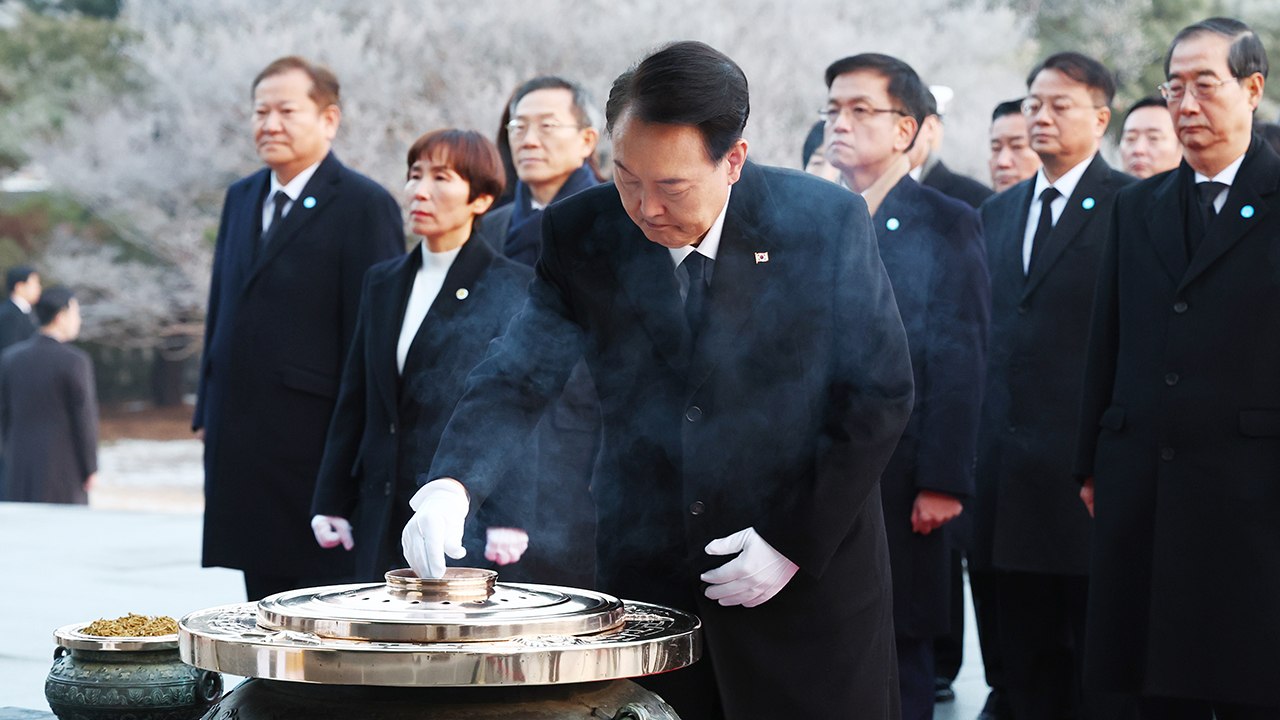 尹, 새해 첫 행보로 현충원 참배...곧 대국민 신년사 / YTN