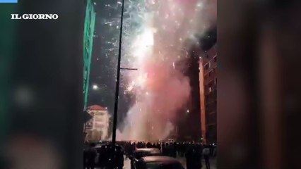 Capodanno a Milano, il video del ?muro" di fuoco a Quarto Oggiaro