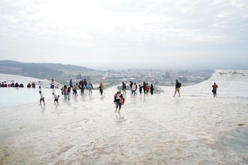 Pamukkale Travertenleri göz kamaştırıyor