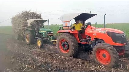 Tải video: Kubota tractor video // John Deere tractor video// how to pull out stuck sugarcane load tractor//