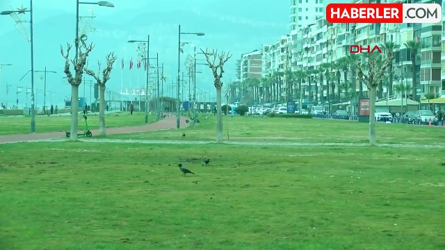 İzmir'de 2024 Yılının İlk Gününde Cadde ve Sokaklar Boş Kaldı