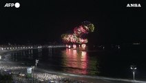 Capodanno, Rio de Janeiro saluta il nuovo anno con i fuochi d'artificio