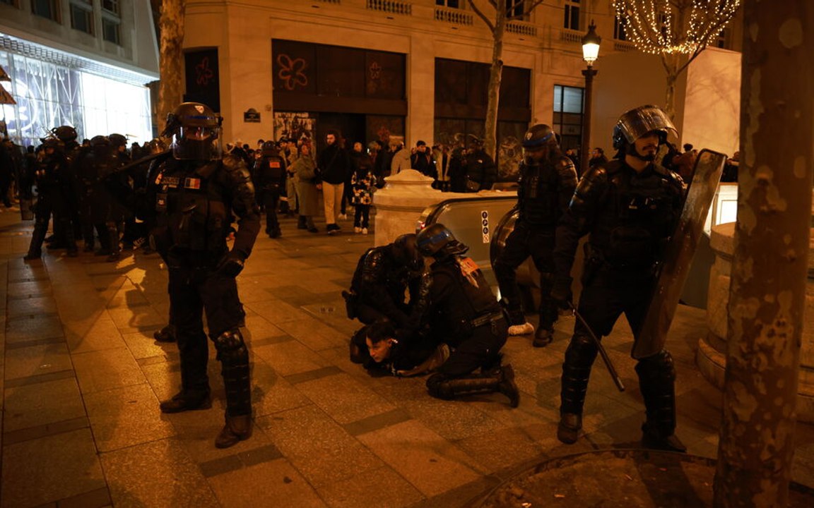 Nouvel an : une « nuit calme » d'après Gérald Darmanin, le nombre d'interpellations en baisse