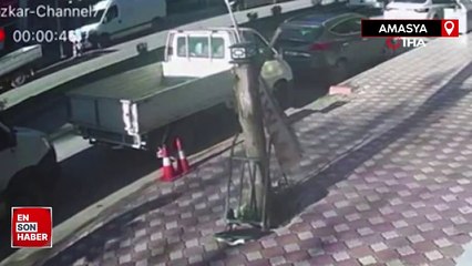 Amasya'da arka kapağı açık unutulan kamyonet pikabı sürükledi