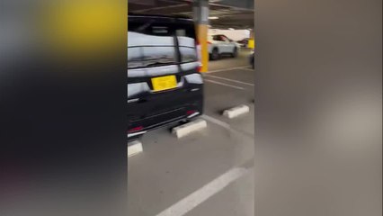 La impactante imagen de un párking de Japón en el momento del terremoto