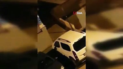 Otomobillerine zarar veren adama kırdığı silecekle meydan dayağı