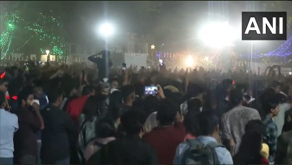 दिल्ली: कनॉट प्लेस में भारी भीड़ ने नए साल 2024 का स्वागत किया