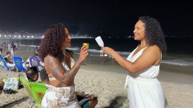 Copacabana celebra 2024 com tradicional queima de fogos