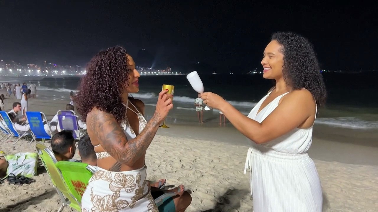 Copacabana celebra 2024 com tradicional queima de fogos