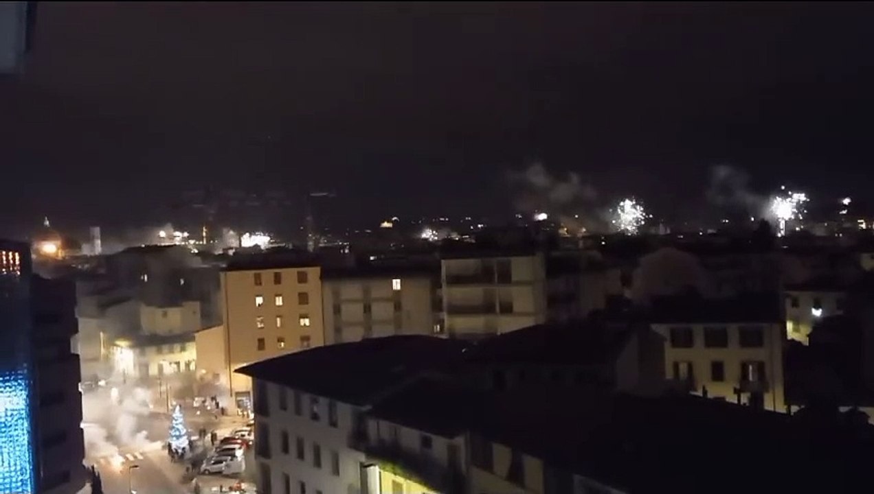 Capodanno a Firenze, scocca la mezzanotte: i fuochi d'artificio illuminano la citt?
