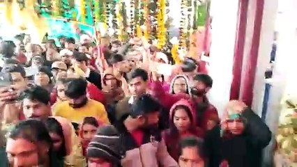 Video herunterladen: नव वर्ष का शुभारंभ काली खोली धाम पहुंचे लाखों भक्त, देखें वीडियो