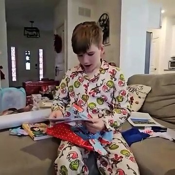 Un jeune prodige littéraire de 10 ans publie son premier livre avec une surprise de Noël spectaculaire !