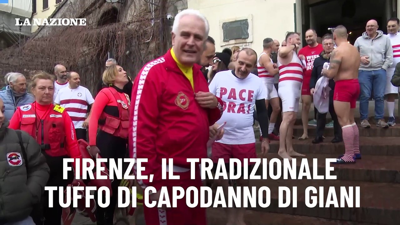 Firenze, il tradizionale tuffo di capodanno di Giani