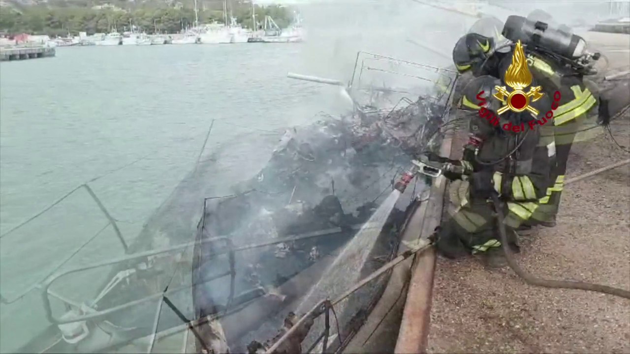 In fiamme due barche a vela ormeggiate in porto...